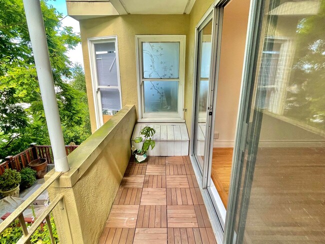 Building Photo - Prime Nob Hill Remodeled Condo, Private Ba...