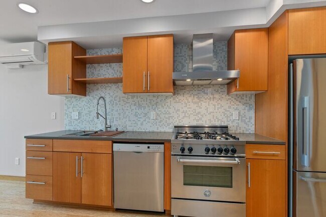 Building Photo - Air Conditioned West Seattle Live/Work Tow...