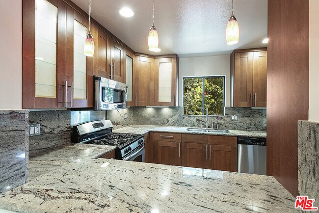 Building Photo - 2216 S Bentley Ave