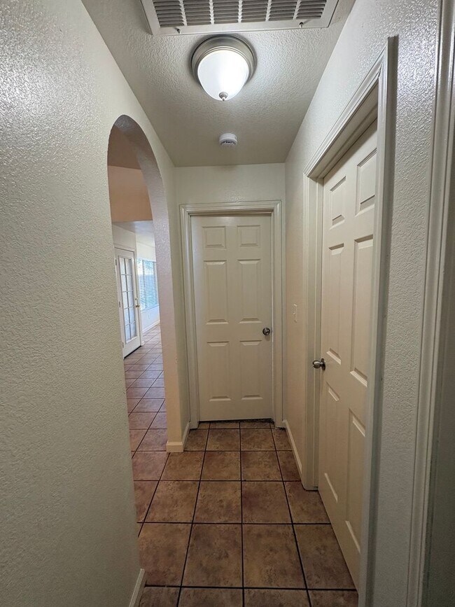 Building Photo - Remolded Tulare Home Rent Ready!