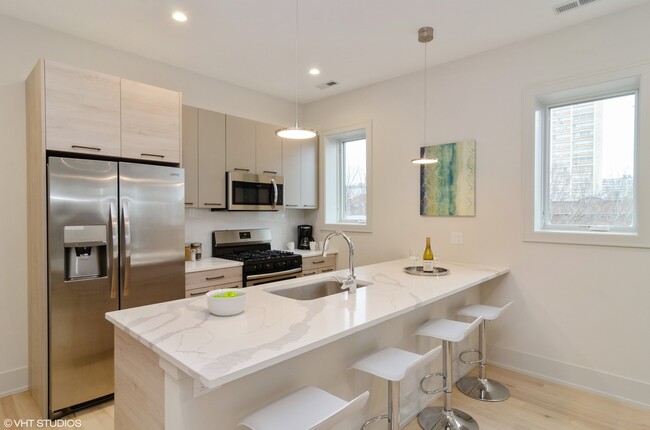 Building Photo - 839 W Agatite Ave