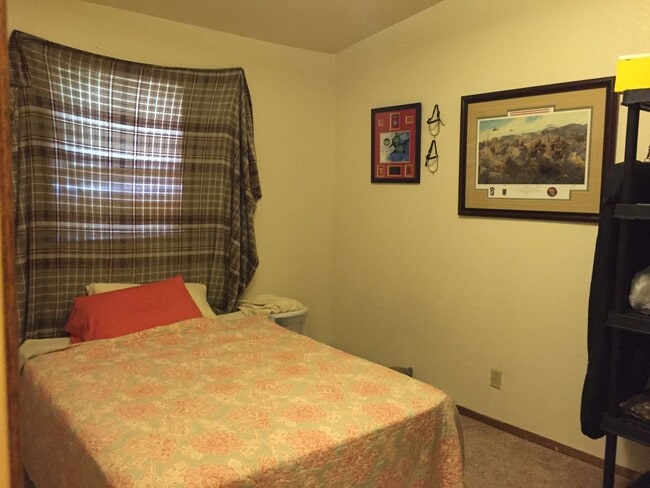 Building Photo - 2 Bedroom Condo, Pet's OK, Heat Included