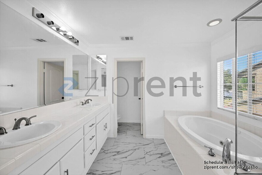 Building Photo - 25333 Los Arqueros Dr