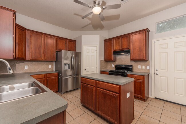 Building Photo - 32015 Sue Ln