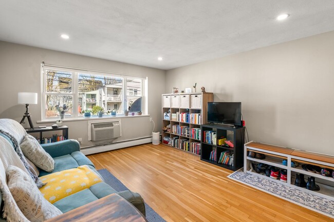 Building Photo - Modern Kitchen - Natural Light - Close to ...