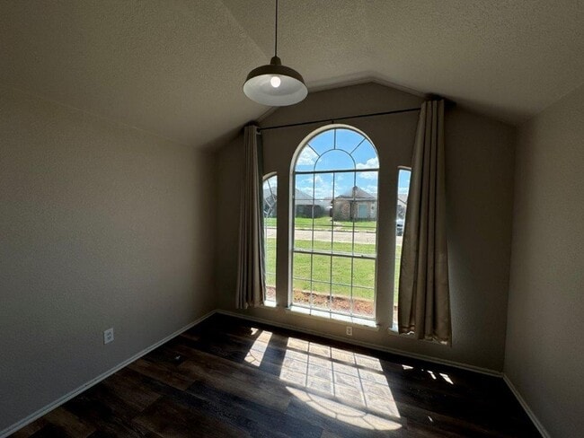 Building Photo - 3 bed 2 bath, storm shelter and  all wood floors in Moore Schools