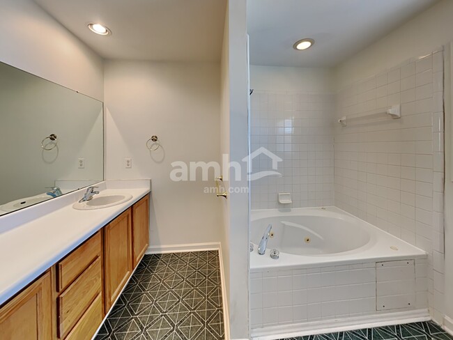 Building Photo - 5017 Village Lawn Dr