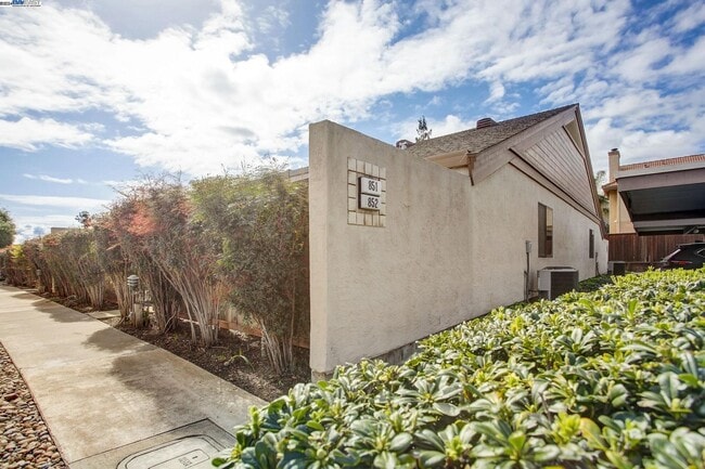 Building Photo - GREAT END UNIT, IMMACULATE SINGLE STORY, WITH LAMINATE FLOORING THROUGH OUT... 2 BEDS/1.5 BATH