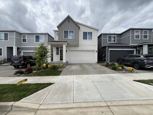 Building Photo - Stunning 2024 Built 5BR Home with Main-Level Suite, EV Charger & Covered Patio Near River Terrace