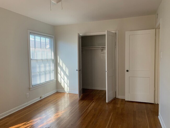 Building Photo - Charming 2-bedroom, 1-bathroom apartment!
