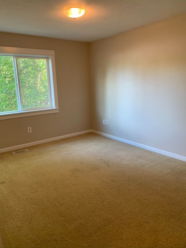 Building Photo - Large Four Bedroom House in Newberg