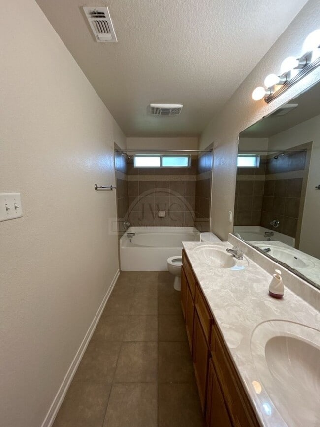 Building Photo - 1405 Cinch Dr