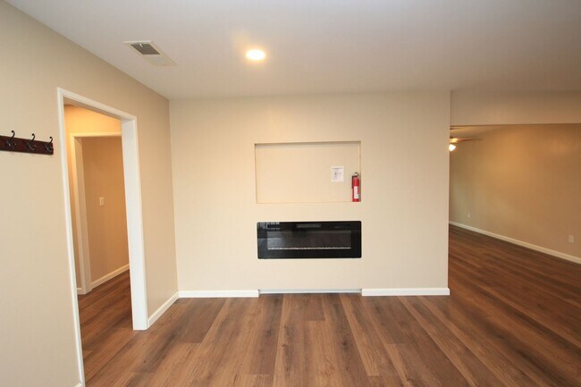 Building Photo - Charming 3-Bedroom Home with Spacious Layo...