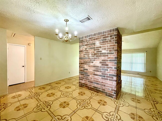 Building Photo - 6310 Star Lake Dr