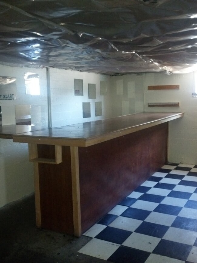 Building Photo - Spacious Campus Home! - $300 OFF 1ST MONTH...