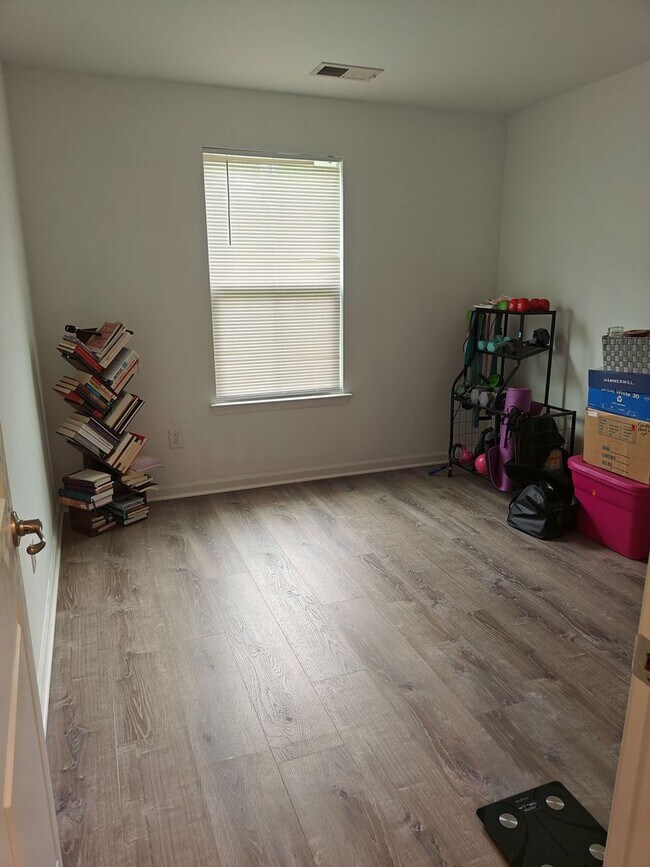 Building Photo - 3 bedroom townhome