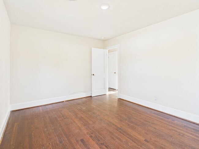 Building Photo - 1815 Powell Rd