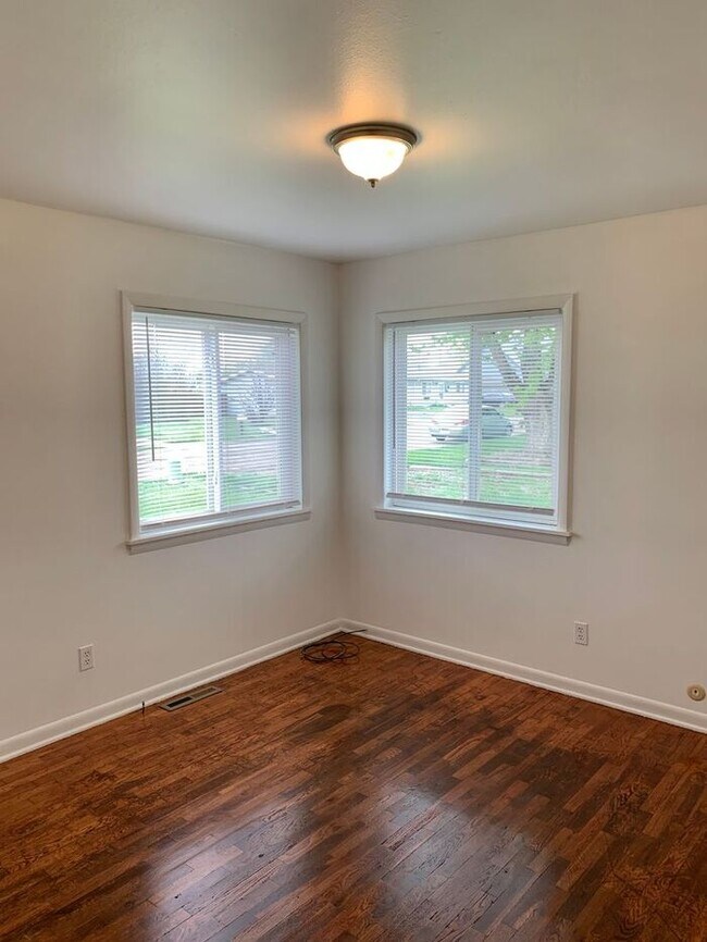 Building Photo - 2 Bedroom, 1 Bath Ranch Style Duplex with ...