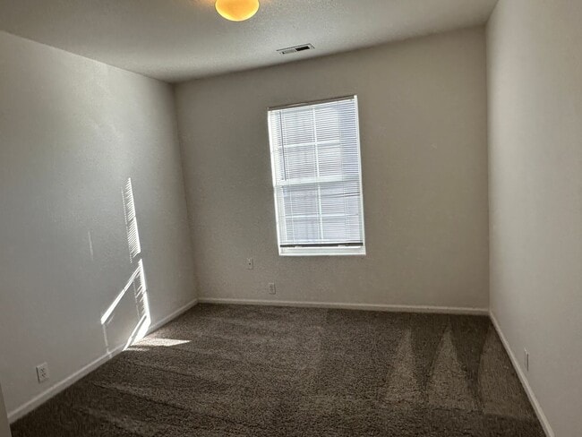Building Photo - SPACIOUS 3BD/2.5BA TOWNHOME at THE BLUFFS ...