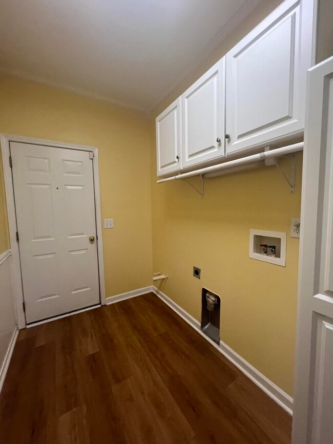 Building Photo - 565 Batty Way