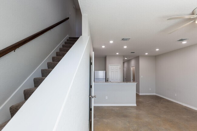 Building Photo - 6906 Crestway Dr