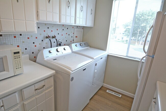 Building Photo - Town Home