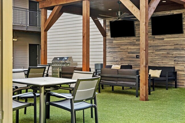 Building Photo - 1016 18th Ave S