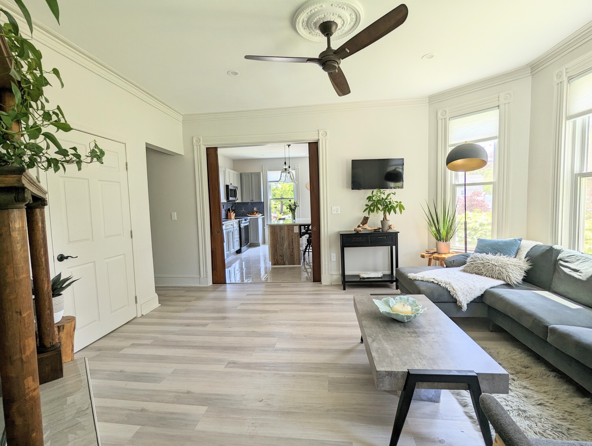 Living looking towards kitchen - 232 Broadway