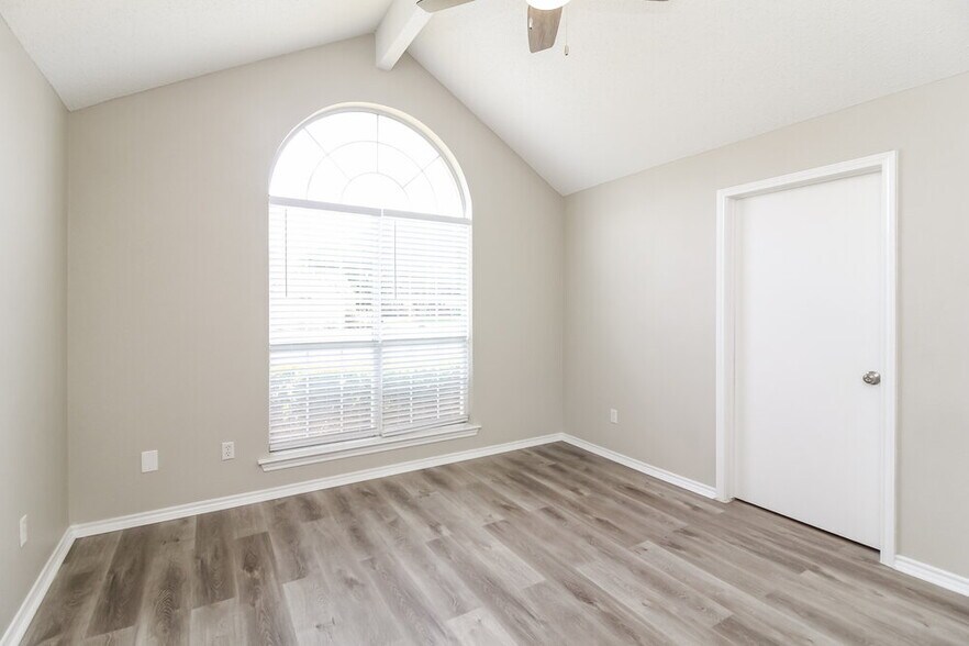 Building Photo - 321 Sondra Way