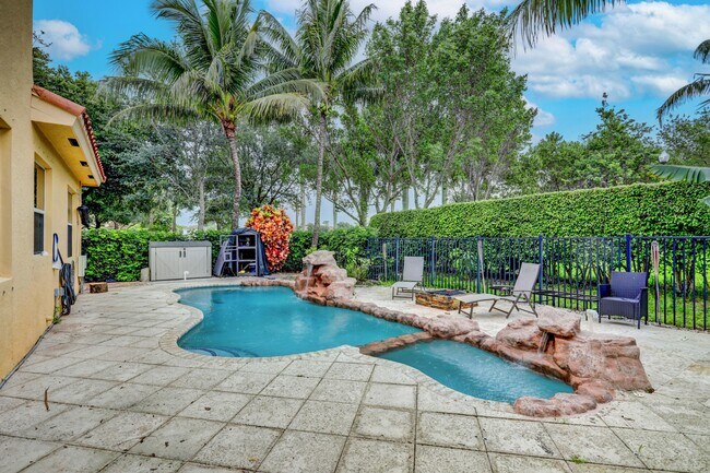 Building Photo - 748 Cresta Cir