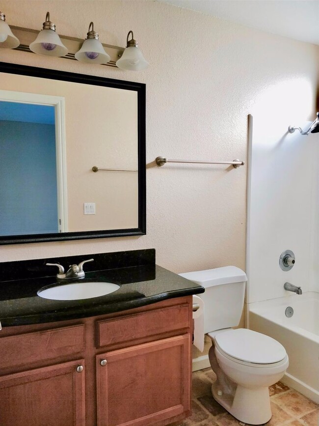 Building Photo - Spacious Condo Near Mall & Freeway