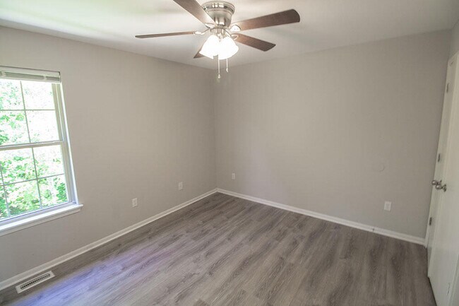 Building Photo - 1425 Greensboro Dr