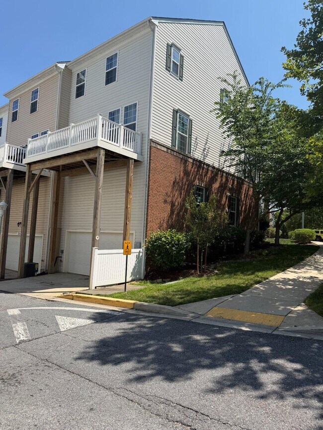 Building Photo - 3556 Woodlake Dr