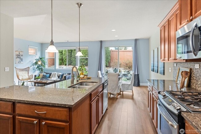 Building Photo - 3BD/2.5BTH Modern Townhouse in Greekbrooke...