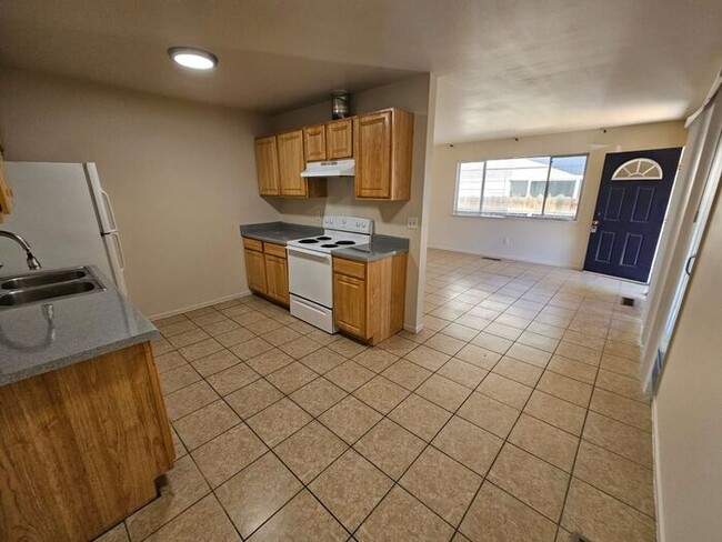 Building Photo - 2 Bedroom 1 bath 1 Car garage Duplex FOR R...