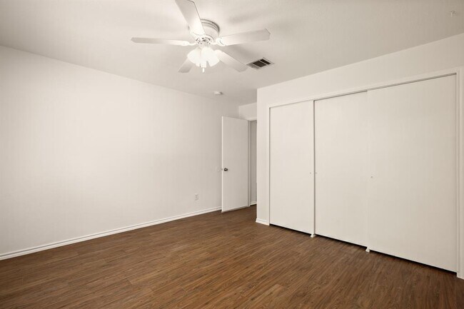 Building Photo - 410 Woodford Dr
