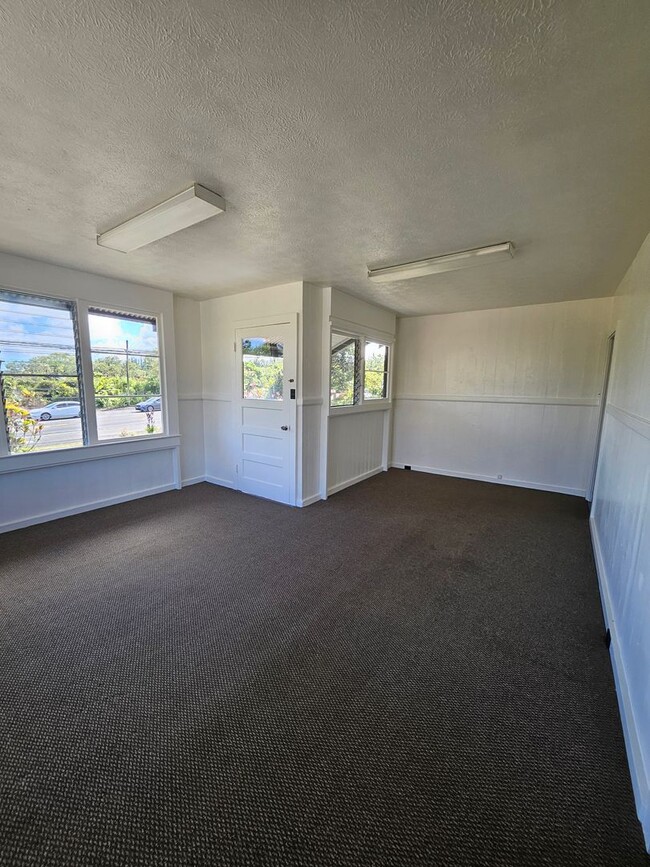 Building Photo - REDUCED Refurbished 3 Bedroom off Volcano Hwy