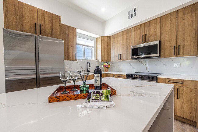 Building Photo - 4445 1/2 Auckland Ave