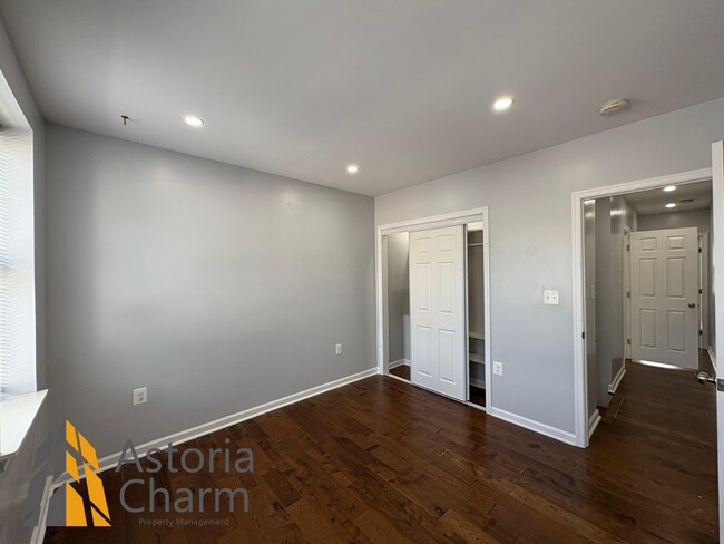 Building Photo - Updated 2 Bed Home with Backyard and Great...