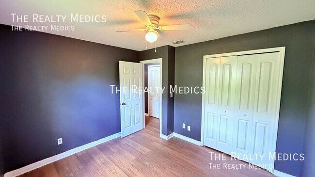 Building Photo - 104 E Osceola St