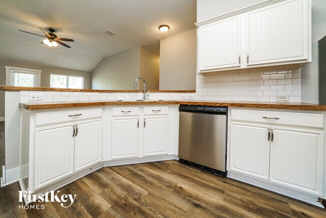 Building Photo - 11921 Hickory Cir