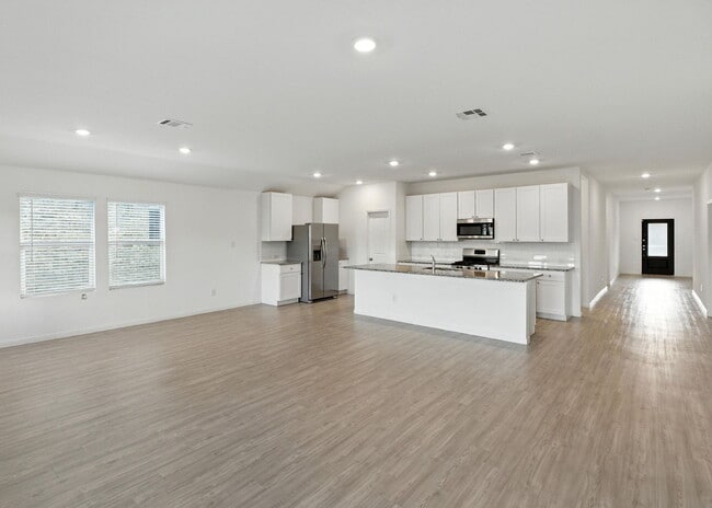 Building Photo - Beautiful 4 Bed, 3 Bath Home - Spacious & ...