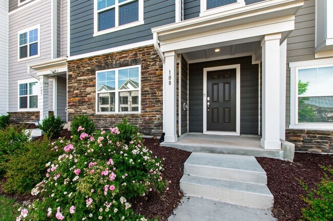 Building Photo - Bright, Spacious & Move-In Ready Townhome ...