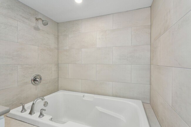 Building Photo - 2 bd 1 bath Apartment-entire bottom floor