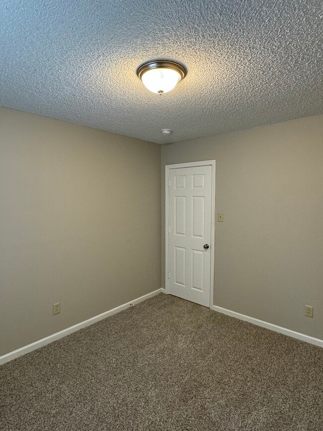 Building Photo - 875 Montclair St