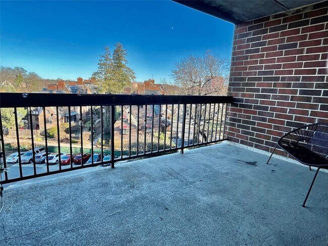 Building Photo - 1374 Midland Ave