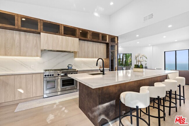 Building Photo - 6380 Meadows Ct