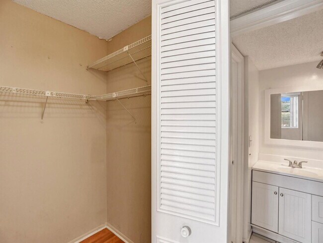 Building Photo - 9330 Lagoon Pl