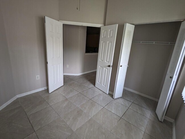 Building Photo - 260 Crestwood Cir