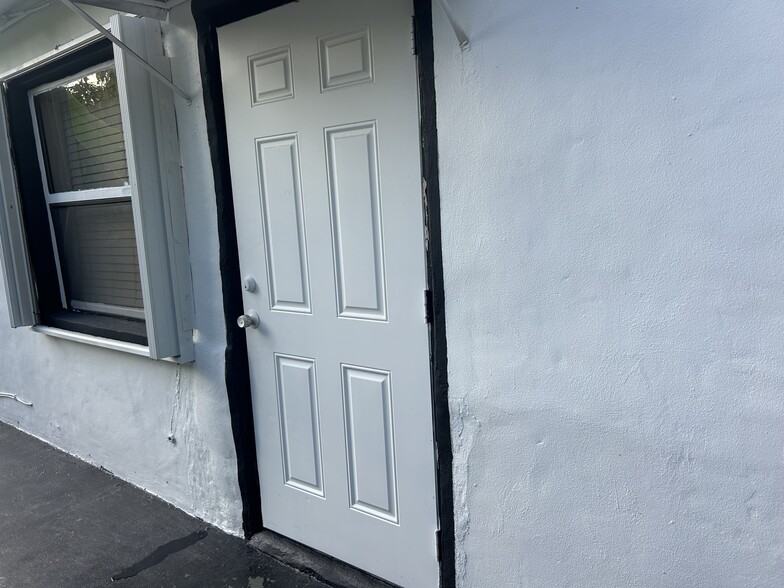 Primary Photo - 1281 W 61st Pl
